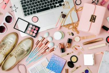 Moda blogger çalışma alanıyla soluk pembe tablo üzerinde laptop ve erkek Aksesuar, kozmetik ürünleri. düz yatıyordu, en iyi görünümü