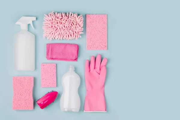 Detergenty Akcesoria Czyszczenia Kolorze Różowym Koncepcja Usługi Sprzątania Płaskie Położenie — Zdjęcie stockowe