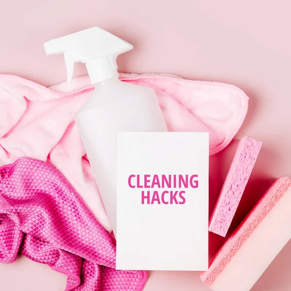 Detergentes Acessórios Limpeza Cor Rosa Conceito Serviço Limpeza Flat Lay — Fotografia de Stock