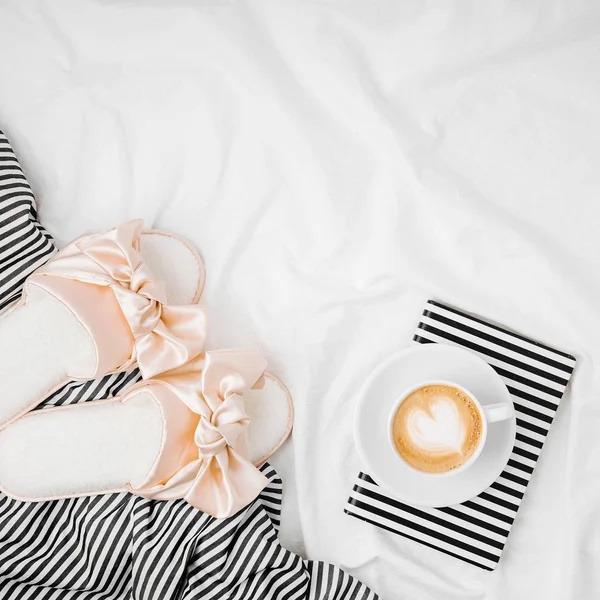 Beddengoed Bladen Met Boek Koffie Kopje Plat Lag Top Uitzicht — Stockfoto