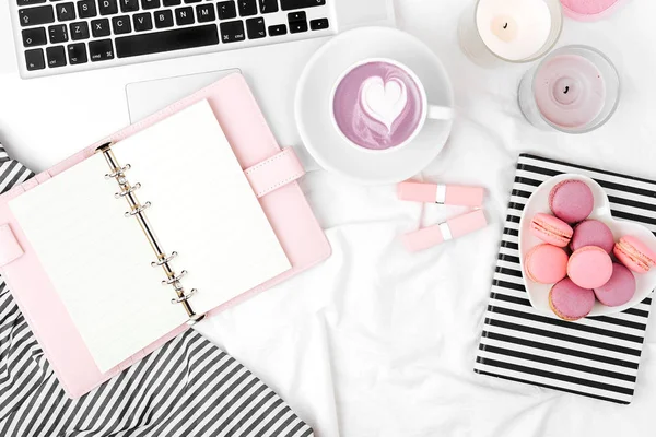 Mode Blogger Werkruimte Met Laptop Vrouw Accessoire Bed Vlakke Lay — Stockfoto