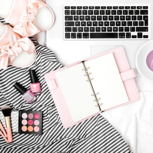 Fashion Blogger Obszar Roboczy Laptopem Akcesorium Kobieta Łóżku Układanie Płaskie — Zdjęcie stockowe
