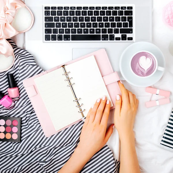 Fashion Blogger Werken Met Laptop Planner Bed Plat Lag Top — Stockfoto