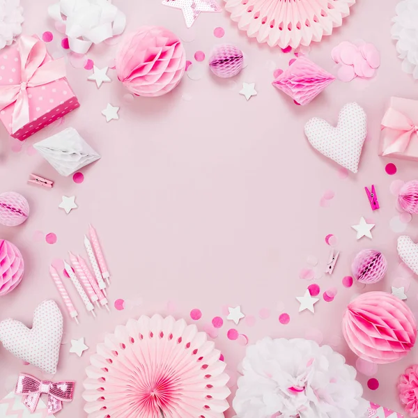 Rahmen Aus Rosa Und Weißen Papierdekorationen Süßigkeiten Herzen Geschenke Konfetti — Stockfoto