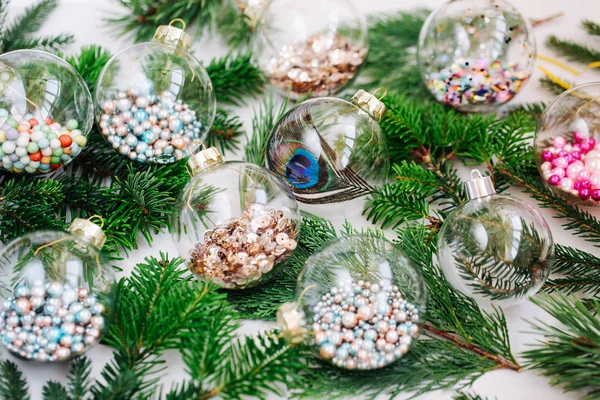 Bola Transparente Vidro Natal Com Confete Brilho Colorido Ramo Abeto — Fotografia de Stock