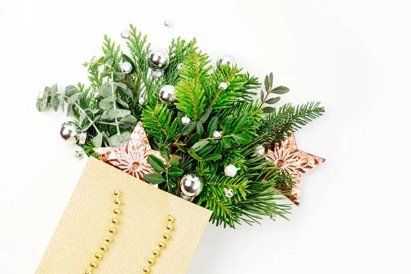 Decoraciones Navideñas Brillantes Ramas Abeto Una Bolsa Compras Sobre Fondo —  Fotos de Stock