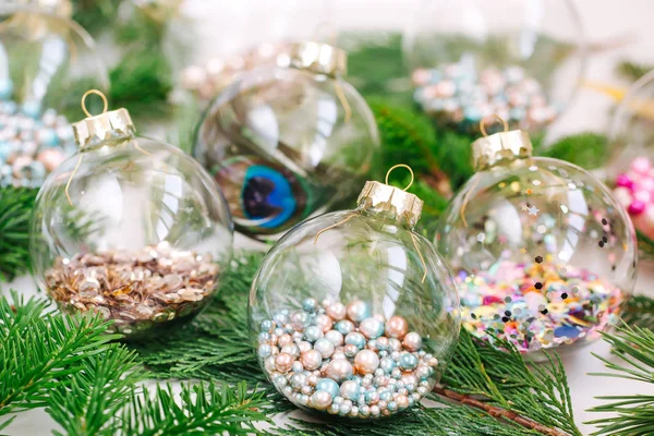 Bola Transparente Cristal Navidad Con Confeti Brillante Colorido Rama Abeto —  Fotos de Stock