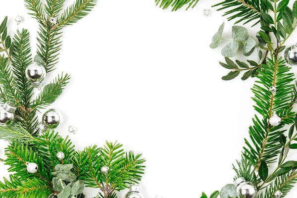 Mooie Ronde Frame Van Sparren Dennen Takken Met Kerst Decoraties — Stockfoto