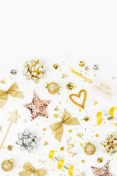 圣诞装饰品 在白色背景的金色的铃铛与空的文本复制空间 节日和庆祝活动 平面布局 顶部视图 — 图库照片