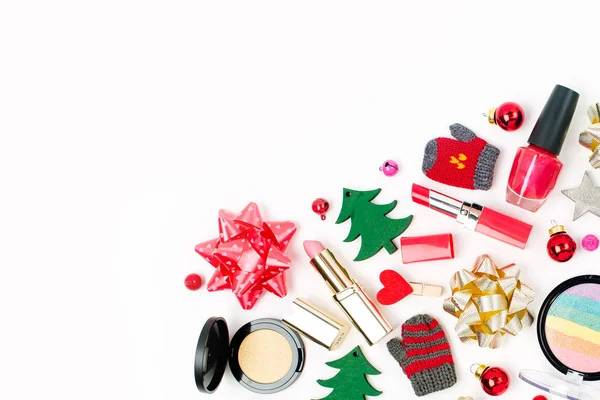 クリスマスの装飾と白い背景の上の化粧品 休日および祭典の創造的な概念 フラット横たわっていた トップ ビュー — ストック写真