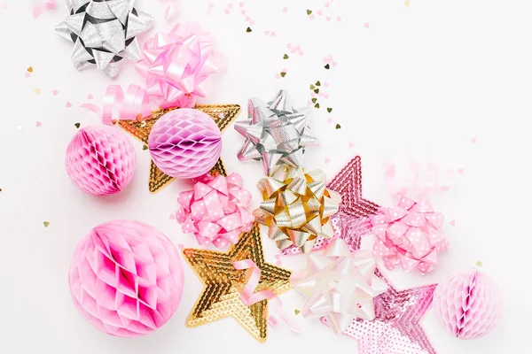 Pastel Pink Confetti Arcuri Decorațiuni Hârtie Plat Lay Vedere Sus — Fotografie, imagine de stoc