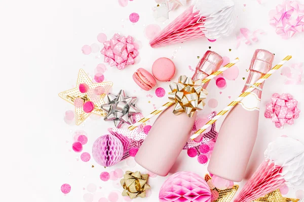 Бледно Розовые Бутылки Шампанского Конфетти Мишурой Бумажными Украшениями Квартира Лежала — стоковое фото