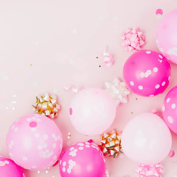 Ροζ Μπαλόνια Κομφετί Τόξα Και Χαρτί Διακοσμήσεις Θέμα Της Έννοιας — Φωτογραφία Αρχείου