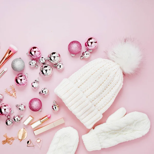 Meleg Téli Ruhák Karácsonyi Dekorációval Pasztell Rózsaszín Színek Elrendezése — Stock Fotó