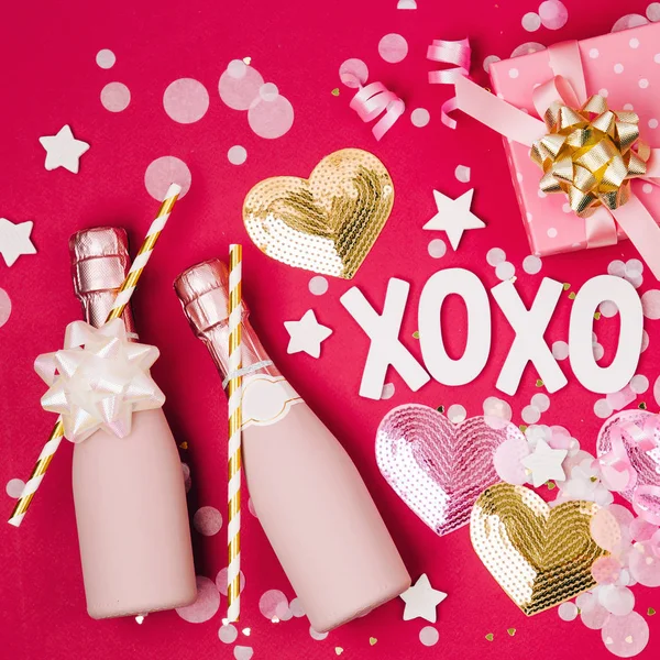 Пляшки Шампанським Конфетті Мішура Червоному Тлі День Святого Валентина Або — стокове фото