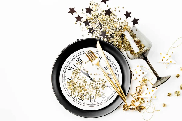 New Year Table Setting Black Tableware Gold Confetti Decoration Flat — Stock Photo, Image