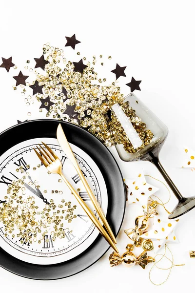 Instelling Van Tabel Van Nieuwjaar Zwart Servies Gouden Confetti Decoratie — Stockfoto