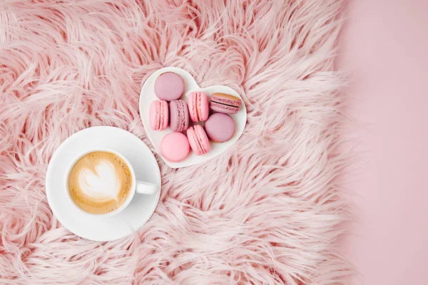 Tasse Café Avec Des Macarons Sur Plaid Fourrure Moelleux Couché — Photo