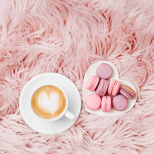 Tasse Café Avec Des Macarons Sur Plaid Fourrure Moelleux Couché — Photo