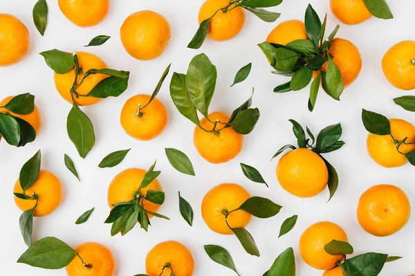 Mandarinas Naranjas Frescas Mandarina Con Hojas Verdes Sobre Fondo Blanco —  Fotos de Stock