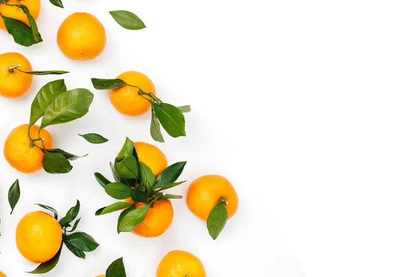 Frische Orangefarbene Mandarinen Mandarine Mit Grünen Blättern Auf Weißem Hintergrund — Stockfoto