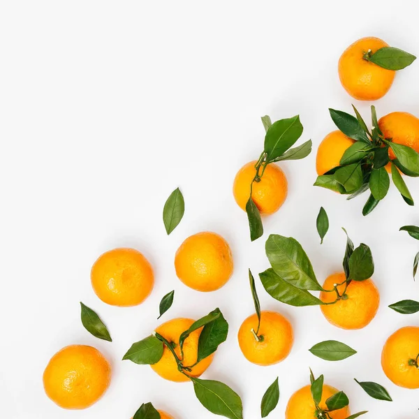 Frische Orangefarbene Mandarinen Mandarine Mit Grünen Blättern Auf Weißem Hintergrund — Stockfoto