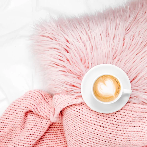 Beddengoed Met Een Stijlvolle Roze Kussens Kopje Koffie Kopieer Ruimte — Stockfoto