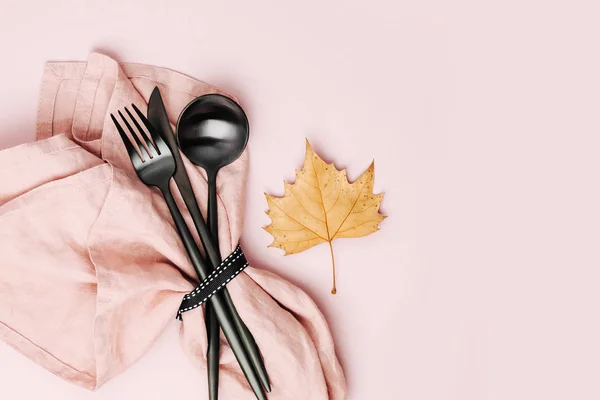 Cubertería Negra Servilleta Rosa Pálida Hojas Otoño Sobre Fondo Pastel — Foto de Stock