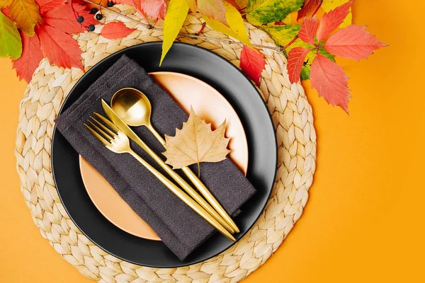 Configuração Mesa Festiva Com Folhas Outono Brilhantes Fundo Laranja Flat — Fotografia de Stock