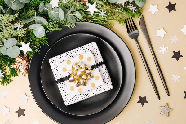 Festive Table Setting Black Plates Gift Christmas Decorations Fir Tree — Stock Photo, Image