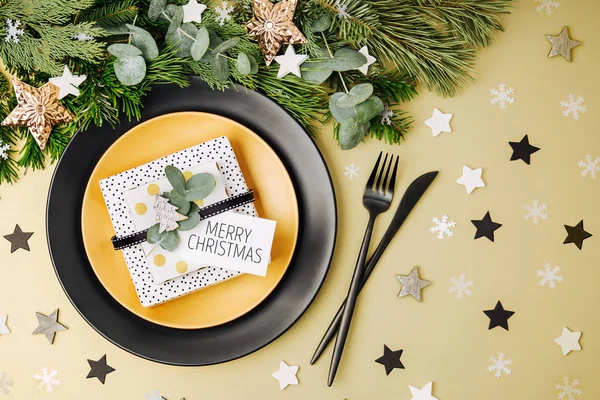 Feestelijke Tafel Instelling Zwarte Platen Met Gave Kerstdecoraties Met Fir — Stockfoto