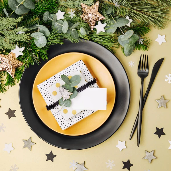 Feestelijke Tafel Instelling Zwarte Platen Met Gave Kerstdecoraties Met Fir — Stockfoto