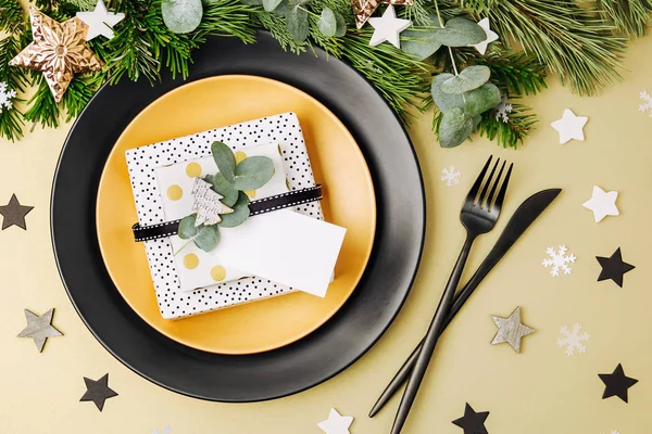 Feestelijke Tafel Instelling Zwarte Platen Met Gave Kerstdecoraties Met Fir — Stockfoto