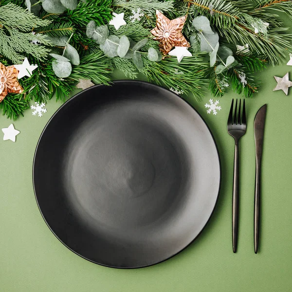 Instelling Van Tabel Van Kerst Zwart Servies Decoratie Met Fir — Stockfoto