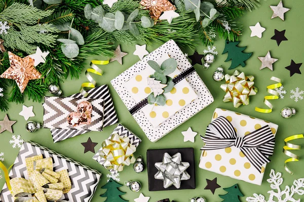 Fondo Plano Navidad Con Cajas Regalo Cintas Decoraciones Colores Verde —  Fotos de Stock