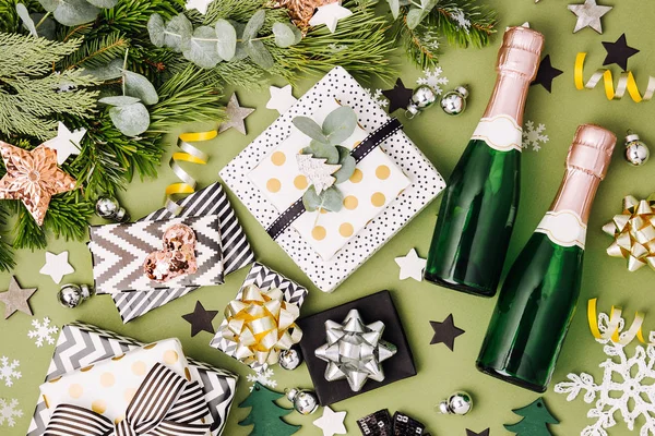 Fondo Plano Navidad Con Cajas Regalo Cintas Decoraciones Colores Verde —  Fotos de Stock