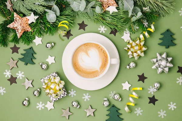 Weihnachtskomposition Mit Kaffee Und Dekorationen Grünen Und Schwarzen Farben Flache — Stockfoto