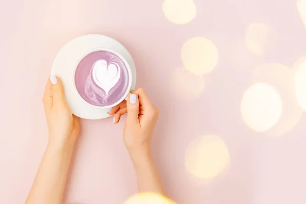 Tangan Wanita Memegang Cappuccino Bentuk Jantung Seni Dalam Cangkir Kopi — Stok Foto
