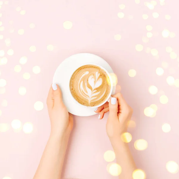 Kvinnliga Händer Håll Cappuccino Konst Hjärta Form Kaffekopp Blek Rosa — Stockfoto