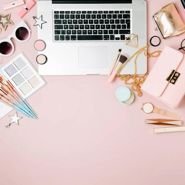 淡いピンクのテーブルの上にラップトップと女性のアクセサリー 化粧品 ファッションのブロガー ワークスペース フラット横たわっていた トップ ビュー — ストック写真
