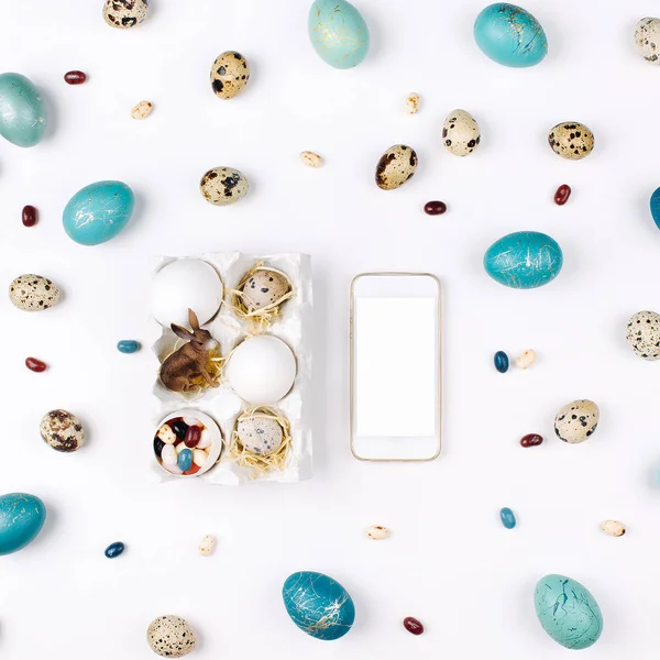Telur Paskah Permen Dan Kelinci Nampan Kertas Dengan Smartphone Latar — Stok Foto