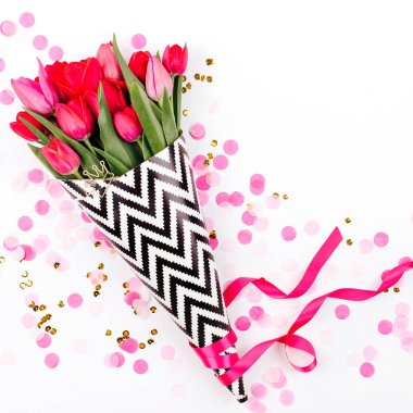 Siyah ve beyaz şık Ambalaj Kağıt beyaz zemin üzerine konfeti ile pembe laleler