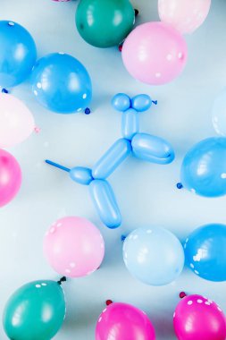 Festival pastel renk arka plan üzerinde renkli balonlar ya da Doğum günü partisi konsepti