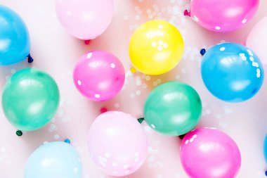 Festival pastel renk arka plan üzerinde renkli balonlar ya da Doğum günü partisi konsepti