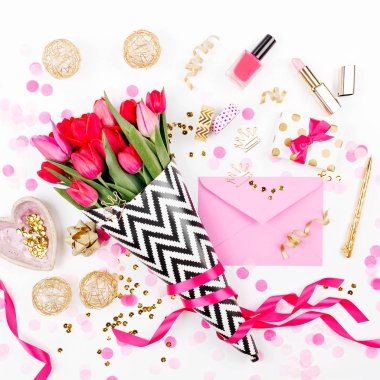 Siyah ve beyaz şık ambalaj kağıdı, hediyeler, kozmetik ve beyaz zemin üzerine konfeti ile kadın aksesuarları pembe laleler