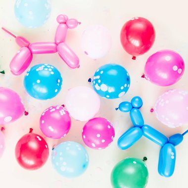 Festival pastel renk arka plan üzerinde renkli balonlar ya da Doğum günü partisi konsepti