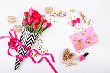 Siyah ve beyaz şık ambalaj kağıdı, hediyeler, kozmetik ve beyaz zemin üzerine konfeti ile kadın aksesuarları pembe laleler