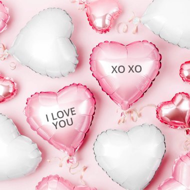 Pastel pembe arka plan, Sevgililer günü kavramı folyoyu hava balonları kalp şeklinde