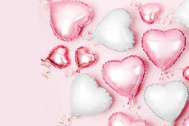 Pastel pembe arka plan, Sevgililer günü kavramı folyoyu hava balonları kalp şeklinde