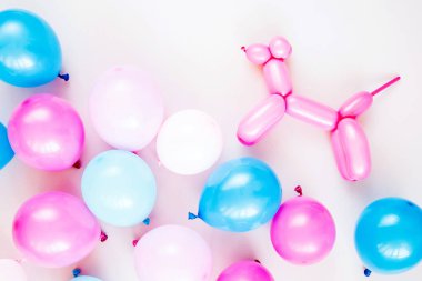 Festival pastel renk arka plan üzerinde renkli balonlar ya da Doğum günü partisi konsepti